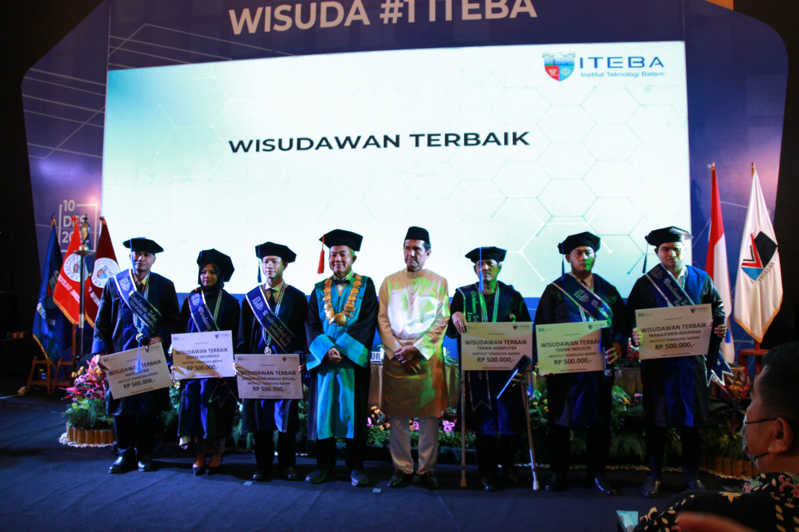 6 Wisudawan Terbaik Angkatan Pertama ITEBA Terima Bantuan Beasiswa Pendidikan Dari BSI