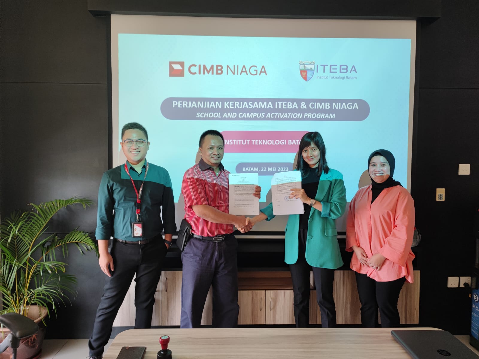 Bank CIMB Niaga dan ITEBA Menandatangani Perjanjian Kerjasama untuk ...