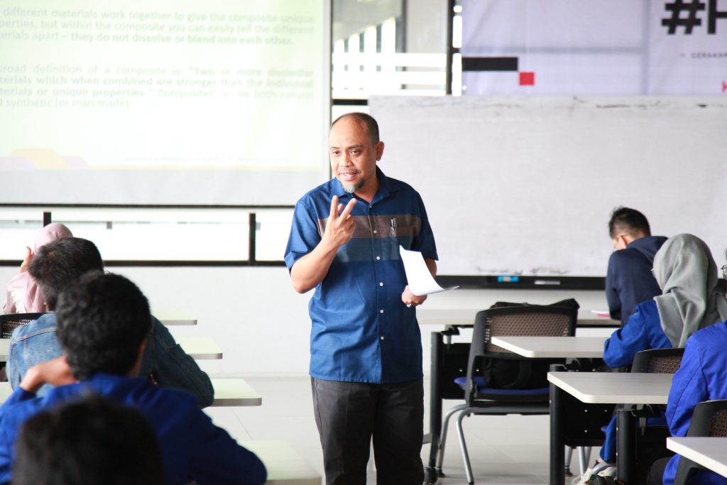 Professor Universiti Teknologi Malaysia (UTM) Memberi Perkuliahan di ITEBA tentang Material Komposit pada Mata Kuliah Material Teknik