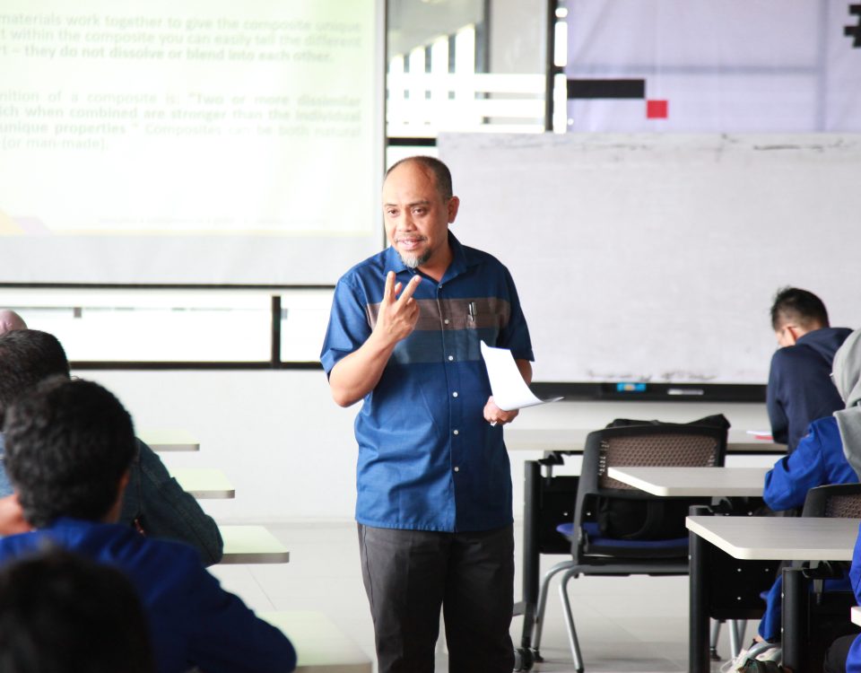 Professor Universiti Teknologi Malaysia (UTM) Memberi Perkuliahan di ITEBA tentang Material Komposit pada Mata Kuliah Material Teknik
