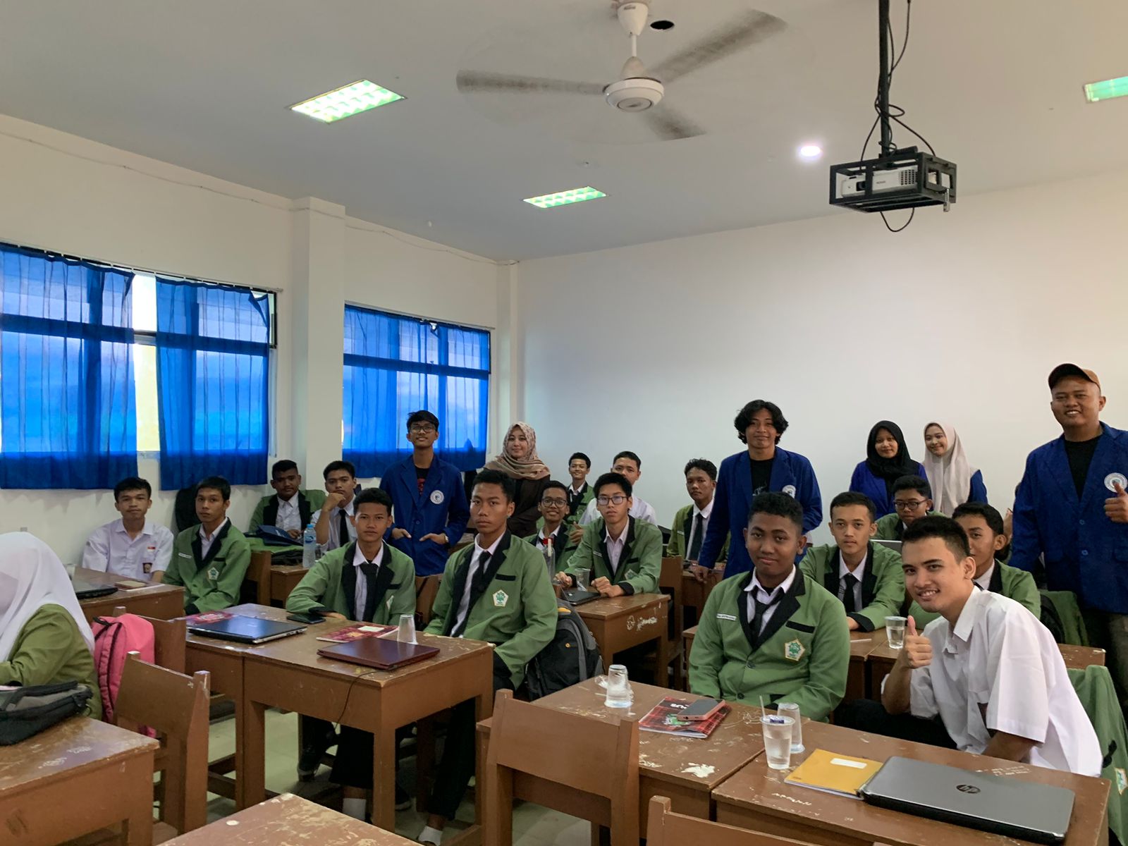 Kenalkan Perkembangan IT Pada Dunia Bisnis, Mahasiswa Prodi Sistem Informasi ITEBA mengadakan Kegiatan Knowlegde Transfer di SMK Ibnu Sina Batam
