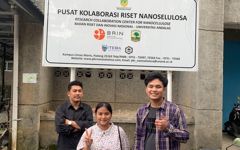 Tiga mahasiswa ITEBA mengikuti kegiatan Merdeka Belajar Kampus Merdeka (MBKM) di Laboratorium Nano Science and Technology (Nastech)