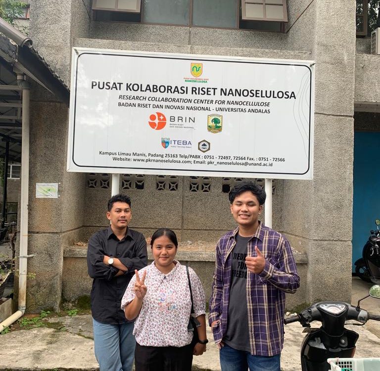 Tiga mahasiswa ITEBA mengikuti kegiatan Merdeka Belajar Kampus Merdeka (MBKM) di Laboratorium Nano Science and Technology (Nastech)