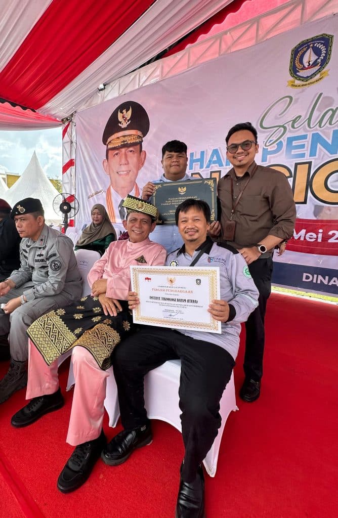 ITEBA Raih Piagam Penghargaan dari Gubernur Kepulauan Riau atas Dukungan pada Dunia Pendidikan
