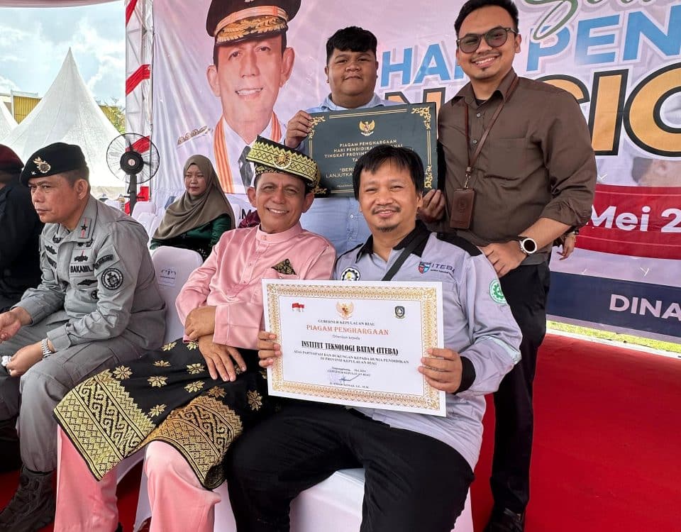 ITEBA Raih Piagam Penghargaan dari Gubernur Kepulauan Riau atas Dukungan pada Dunia Pendidikan