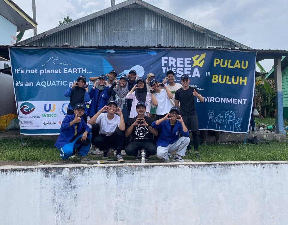 Mahasiswa ITEBA Berpartisipasi dalam Aksi Clean-up Hari Laut Sedunia di Pulau Buluh