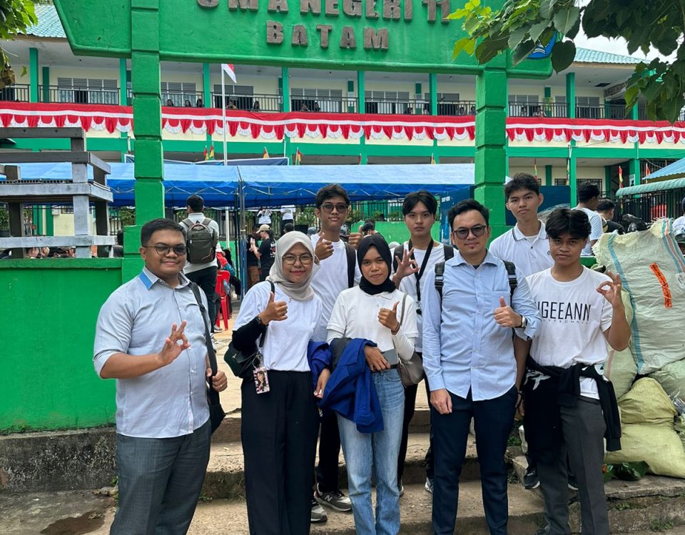 Merdeka dari Sampah! Mahasiswa ITEBA Ikut Aksi Bersih-Bersih di Pulau Buluh Dalam Rangka Memperingati Hari Kemerdekaan Indonesia