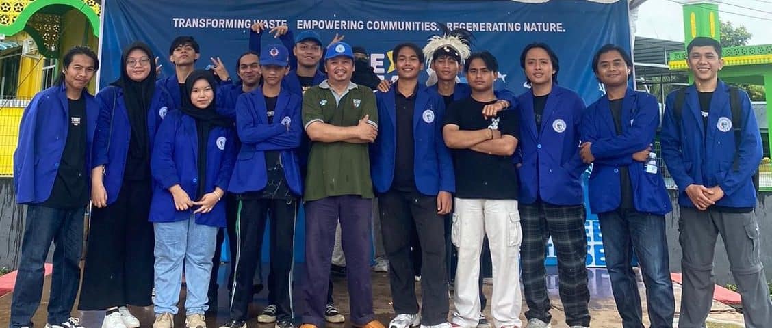 ITEBA dan Komunitas Bergandengan Tangan dalam Aksi Bersih Pantai Bersama PT Free The Sea