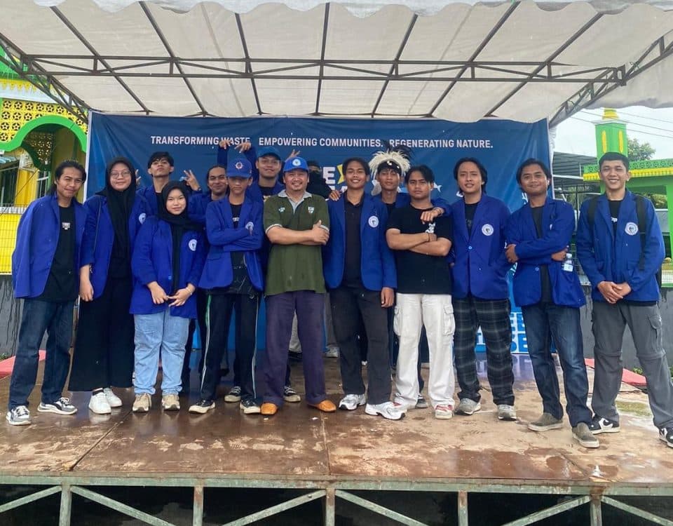 ITEBA dan Komunitas Bergandengan Tangan dalam Aksi Bersih Pantai Bersama PT Free The Sea