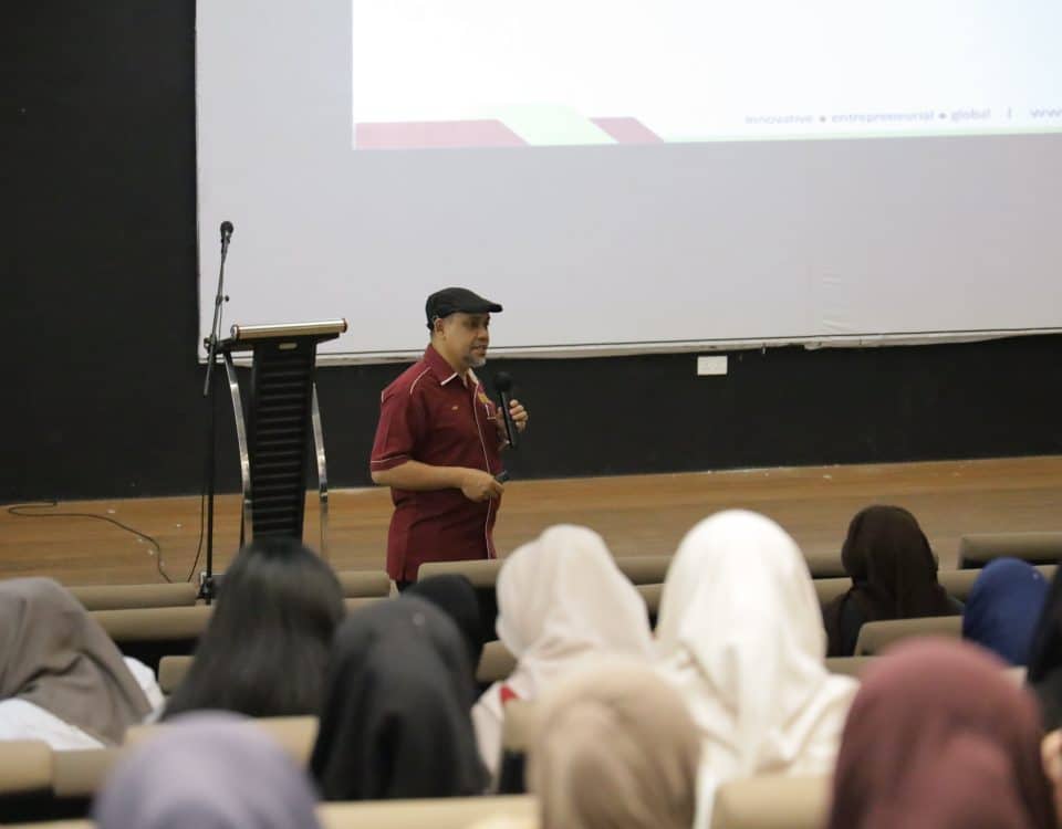 ITEBA Konsisten Hadirkan Tim Teaching Bersama Professor dari UTM: Kupas Tuntas Teknologi Material Komposit Pada Mata Kuliah Material Teknik