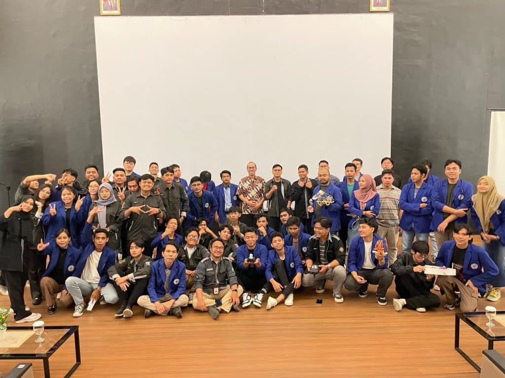Kolaborasi ITEBA dan ITB Hadirkan Pakar Robotika dalam Ujian Praktikum Robotika dan Line Follower