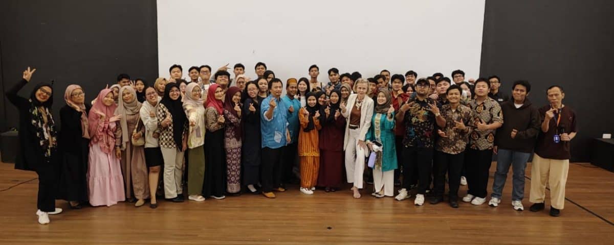 Menyiapkan Generasi Global: ITEBA Gelar English Workshop Bersama RELO U.S. Embassy Menyiapkan Generasi Global: ITEBA Gelar English Workshop Bersama RELO U.S. Embassy