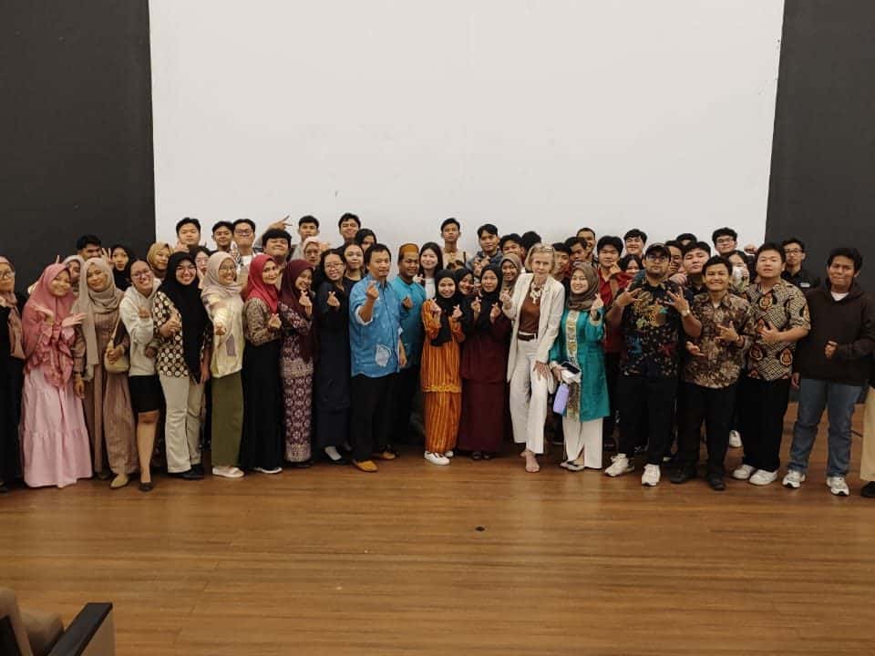 Menyiapkan Generasi Global: ITEBA Gelar English Workshop Bersama RELO U.S. Embassy