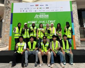 Mahasiswa ITEBA Jadi Volunteer di Ajang Internasional Indofood Bintan Triathlon 2025