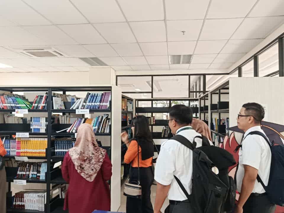 Karya Mahasiswa DKV Menarik Perhatian Penerbit Erlangga dalam Kunjungan Resmi ke ITEBA