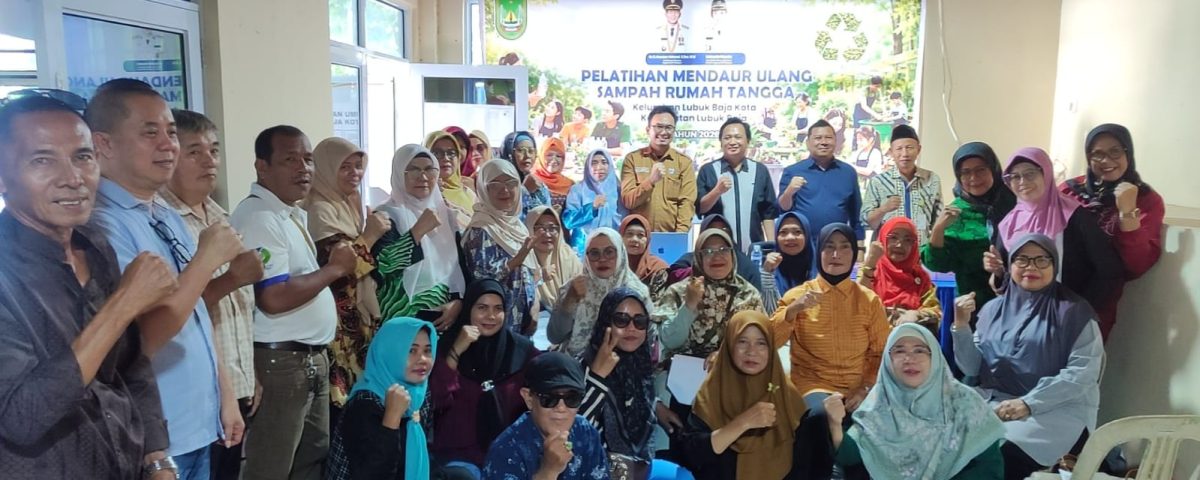 Atasi Krisis Sampah Batam, Kelompok Riset SAMPAH ITEBA Latih Ibu-Ibu Lubuk Baja Sulap Minyak Jelantah Jadi Sabun