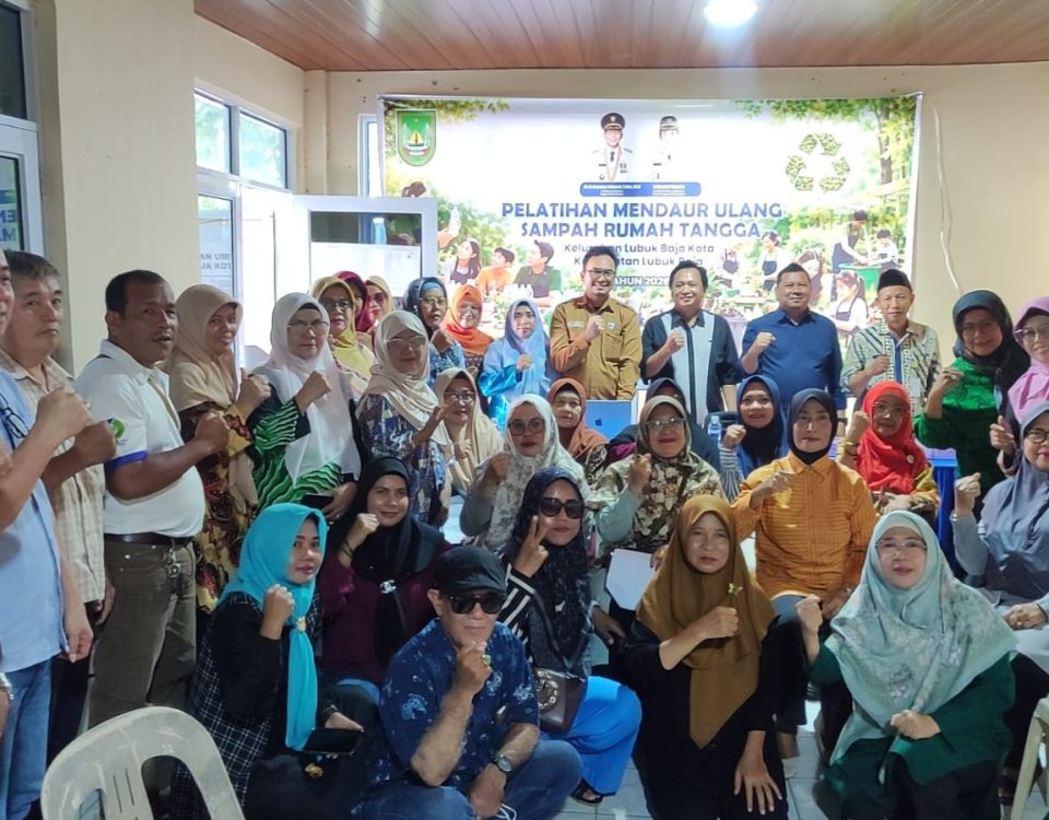 Atasi Krisis Sampah Batam, Kelompok Riset SAMPAH ITEBA Latih Ibu-Ibu Lubuk Baja Sulap Minyak Jelantah Jadi Sabun